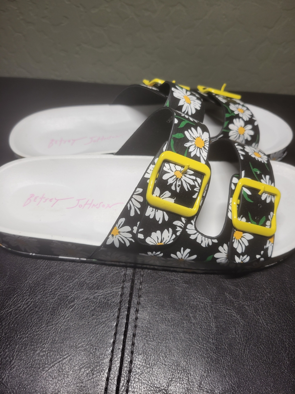 Betsey Johnson Daisy Print Black Slide Sandals with Yellow Buckles Size 7 - Picture 5 of 7